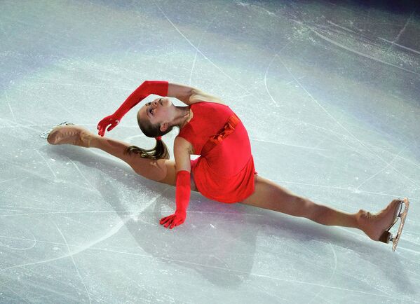Юлия Липницкая во время показательного выступления на XXII зимних Олимпийских играх в Сочи
