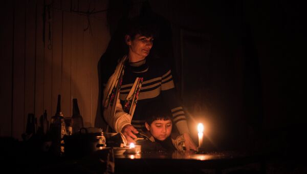 Жители поселка Марьинка Донецкой области в бомбоубежище