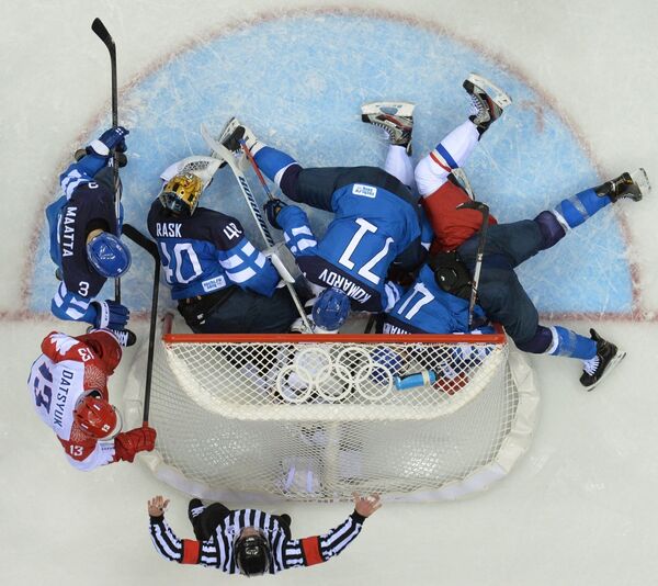 Финские и российские хоккеисты в четвертьфинальном матче между сборными командами Финляндии и России на Олимпийских играх в Сочи