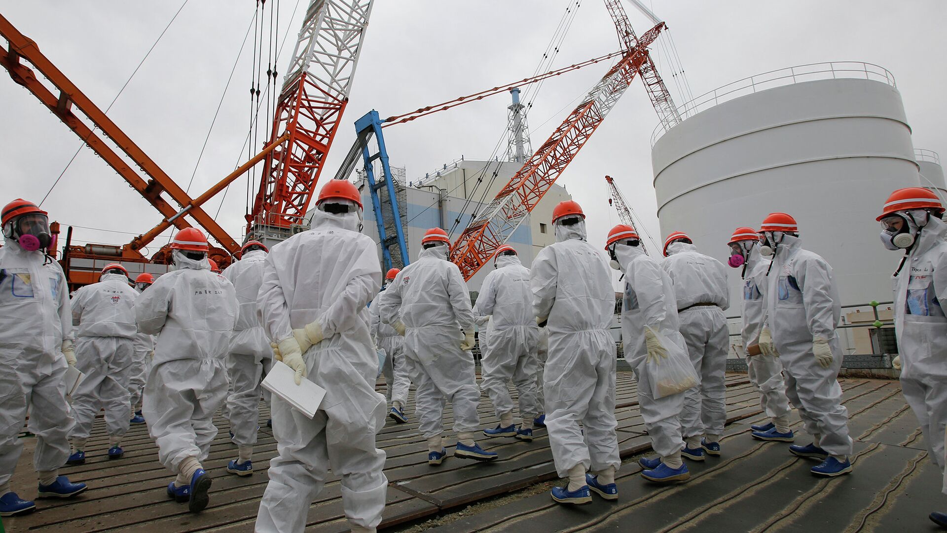 Сотрудники TEPCO ведут аварийные работы на АЭС Фукусима-1 - РИА Новости, 1920, 13.01.2023