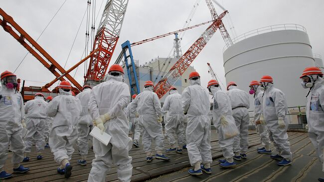 Сотрудники TEPCO ведут аварийные работы на АЭС Фукусима-1. Архивное фото