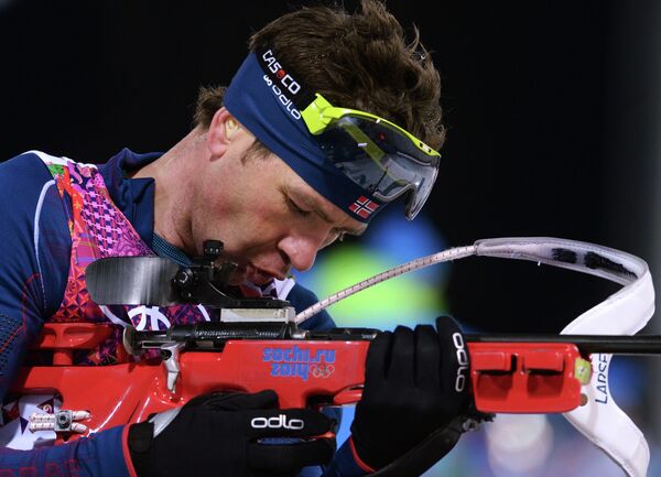 Уле-Эйнар Бьорндален на огневом рубеже гонки преследования в соревнованиях по биатлону на Олимпийских играх в Сочи