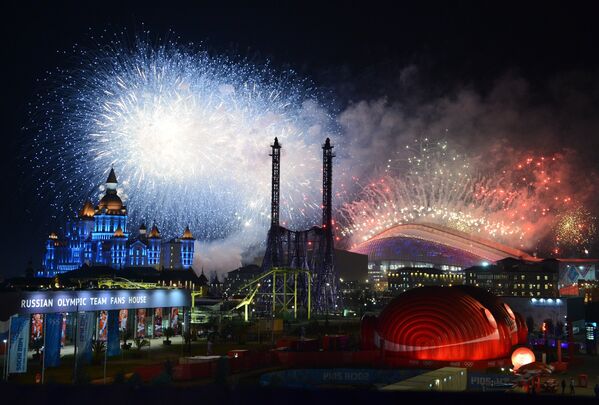 Салют над стадионом Фишт во время церемонии закрытия XXII зимних Олимпийских игр в Сочи