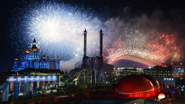Салют над стадионом Фишт во время церемонии закрытия XXII зимних Олимпийских игр в Сочи