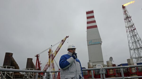 Сотрудник ледостойкой нефтяной платформы Приразломная, предназначенной для разработки Приразломного месторождения в Печорском море