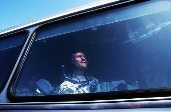 Немецкий астронавт Клаус-Дитрих Фладе на аэродроме Байконур перед отправкой в космос