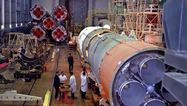 Сборка ракеты-носителя космического корабля Союз. Архивное фото