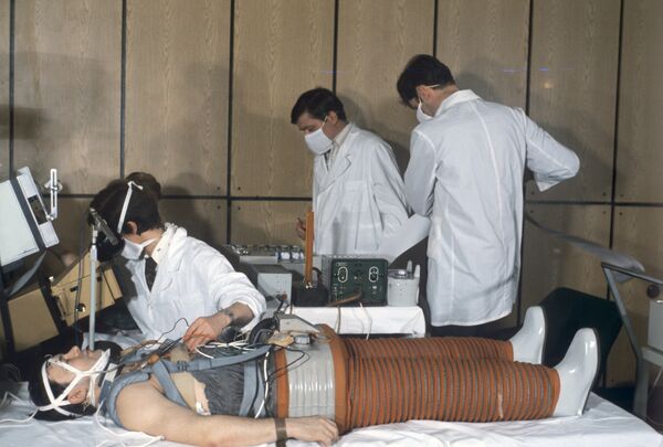 Герой Советского Союза Юрий Романенко во время ортостатического исследования после полета