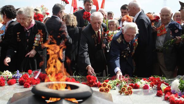 Ветераны на церемонии возложения цветов к Вечному огню у мемориала погибшим в Великой Отечественной войне