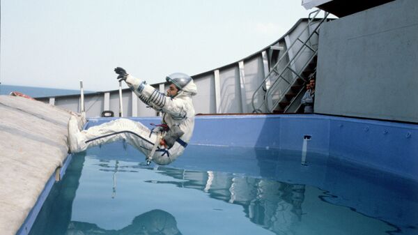 Индийский космонавт-исследователь Равиш Мальхотра во время тренировки на приводнение