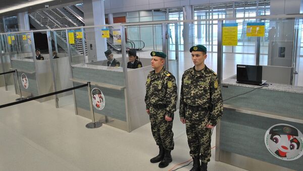 Сотрудники правоохранительных служб в международном аэропорту в городе Львове, Украина
