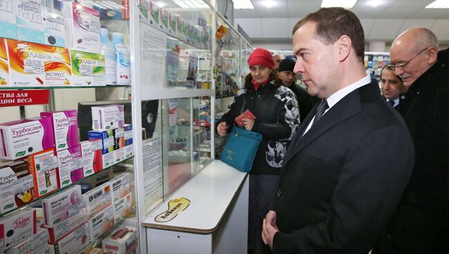 Председатель правительства России Дмитрий Медведев в аптеке города Уфы. 3 февраля 2015