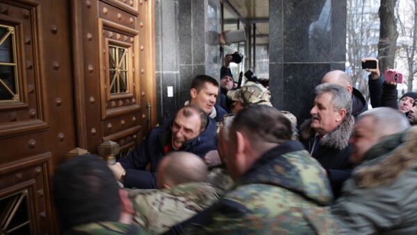 Митингующие ломали двери в здании Генпрокуратуры Украины в Киеве