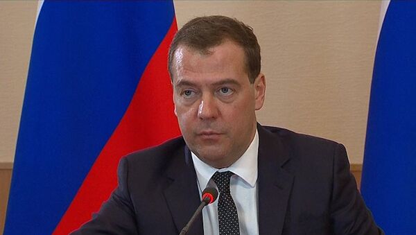 Медведев пообещал сохранить импорт не имеющих аналогов в РФ лекарств