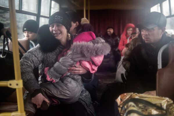 Люди сидят в автобусе, чтобы покинуть зону военного конфликта. Дебальцево, Украина