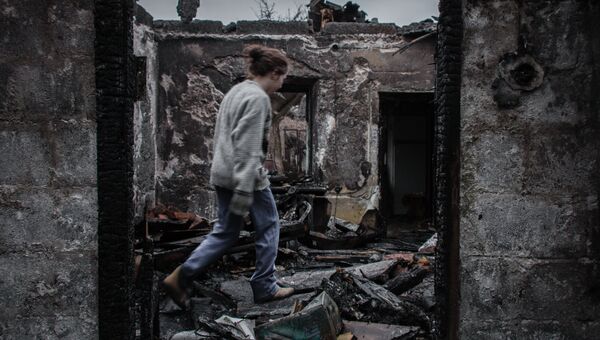 Женщина в доме, пострадавшем в результате обстрела Куйбышевского района Донецка. Архивное фото