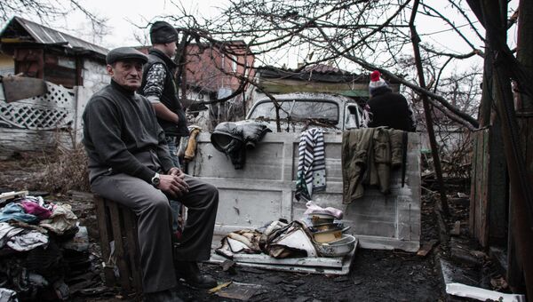 Жители во дворе дома, пострадавшего в результате обстрела Куйбышевского района Донецка