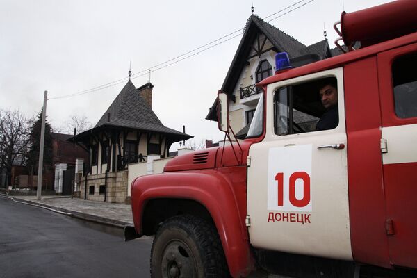 Пожарная машина в Куйбышевском районе Донецка, где произошел обстрел города