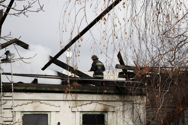 Пожарные тушат дом, пострадавший в результате обстрела в Куйбышевском районе Донецка