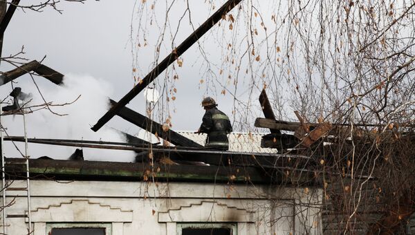 Пожарные тушат дом, пострадавший в результате обстрела в Куйбышевском районе Донецка. Архивное фото