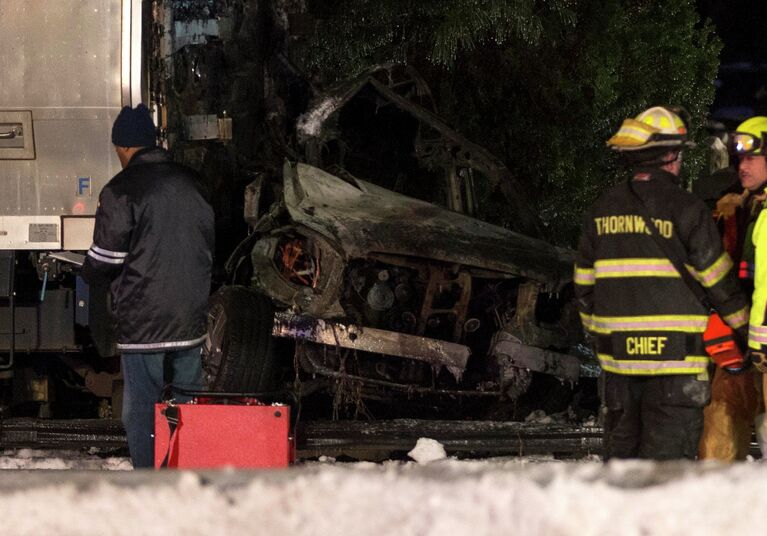 На месте столкновения поезда с автомобилем в Нью-Йорке