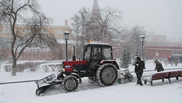 Сотрудники коммунальных служб занимаются уборкой снега в Александровском саду. Архивное фото