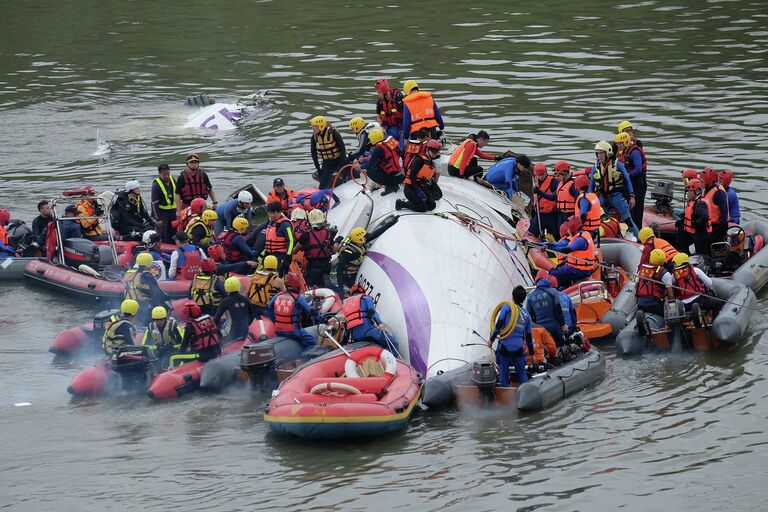 Спасательная операция на месте крушения самолета TransAsia Airways в Тайбэе, 4 февраля 2015