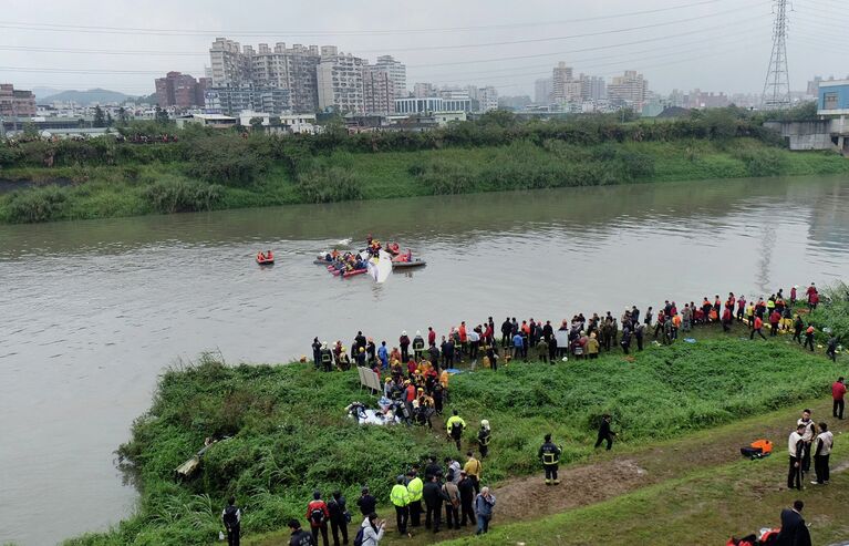 Спасательная операция на месте крушения самолета TransAsia Airways в Тайбэе, 4 февраля 2015