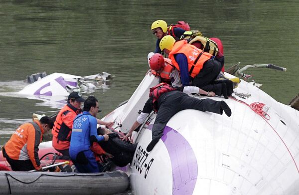 Спасательная операция на месте крушения самолета TransAsia Airways в Тайбэе, 4 февраля 2015