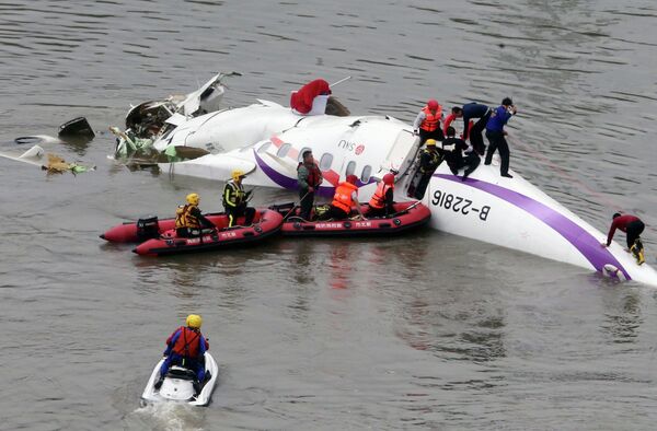 Спасательная операция на месте крушения самолета TransAsia Airways в Тайбэе, 4 февраля 2015