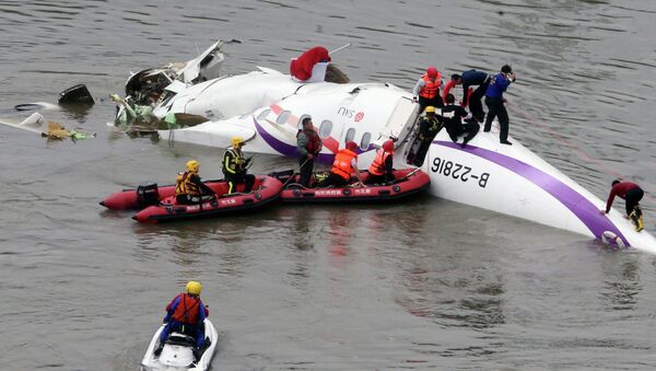 Спасательная операция на месте крушения самолета TransAsia Airways в Тайбэе.