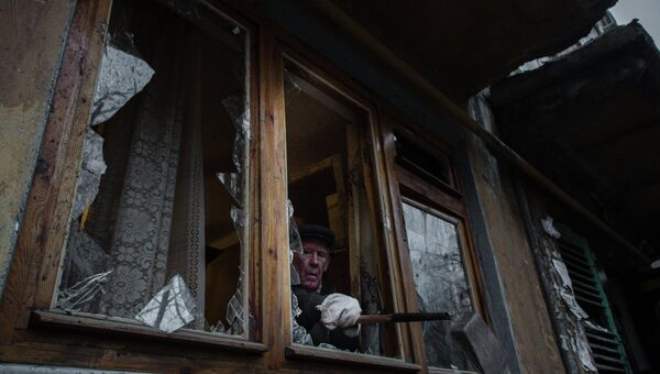 Мужчина в доме, пострадавшем в результате обстрела, на проспекте Панфилова в Донецке