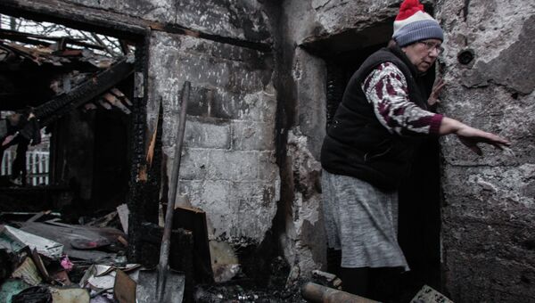 Женщина в доме, пострадавшем в результате обстрела Куйбышевского района Донецка