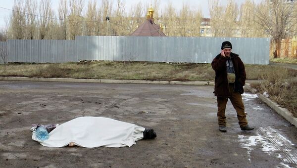 Тело погибшего в результате обстрела больницы в Донецке. 4 февраля 2015