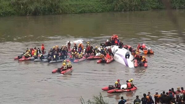 Спасатели на шлюпках добрались до упавшего в Тайбэе самолета ATR 72