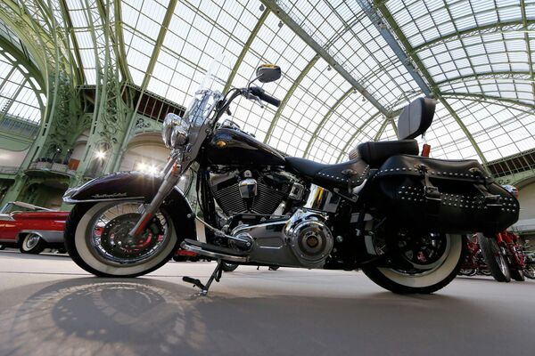 Мотоцикл Harley-Davidson на аукционе ретромобилей в Париже