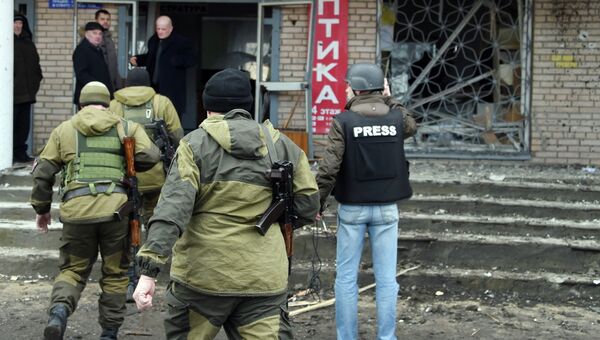 Ополченцы ДНР возле здания 27-й больницы в Донецке. 4 февраля 2015