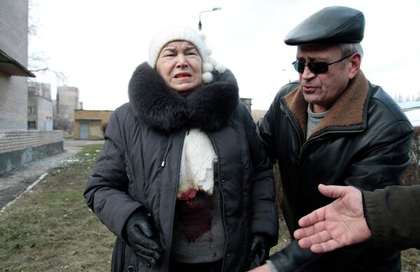 Женщина, пострадавшая в результате обстрела у 27-й больницы города Донецка