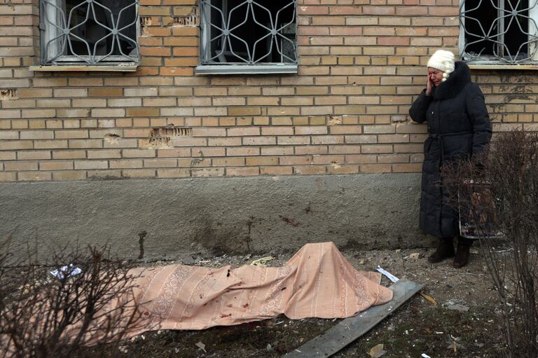 Женщина у тела своего сына, погибшего в результате обстрела Донецка