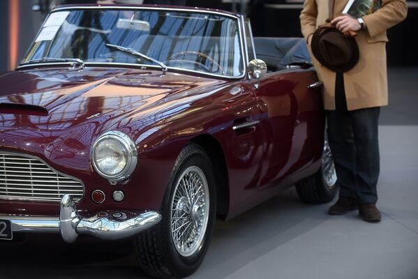 Автомобиль Aston Martin DB4 на аукционе ретромобилей в Париже