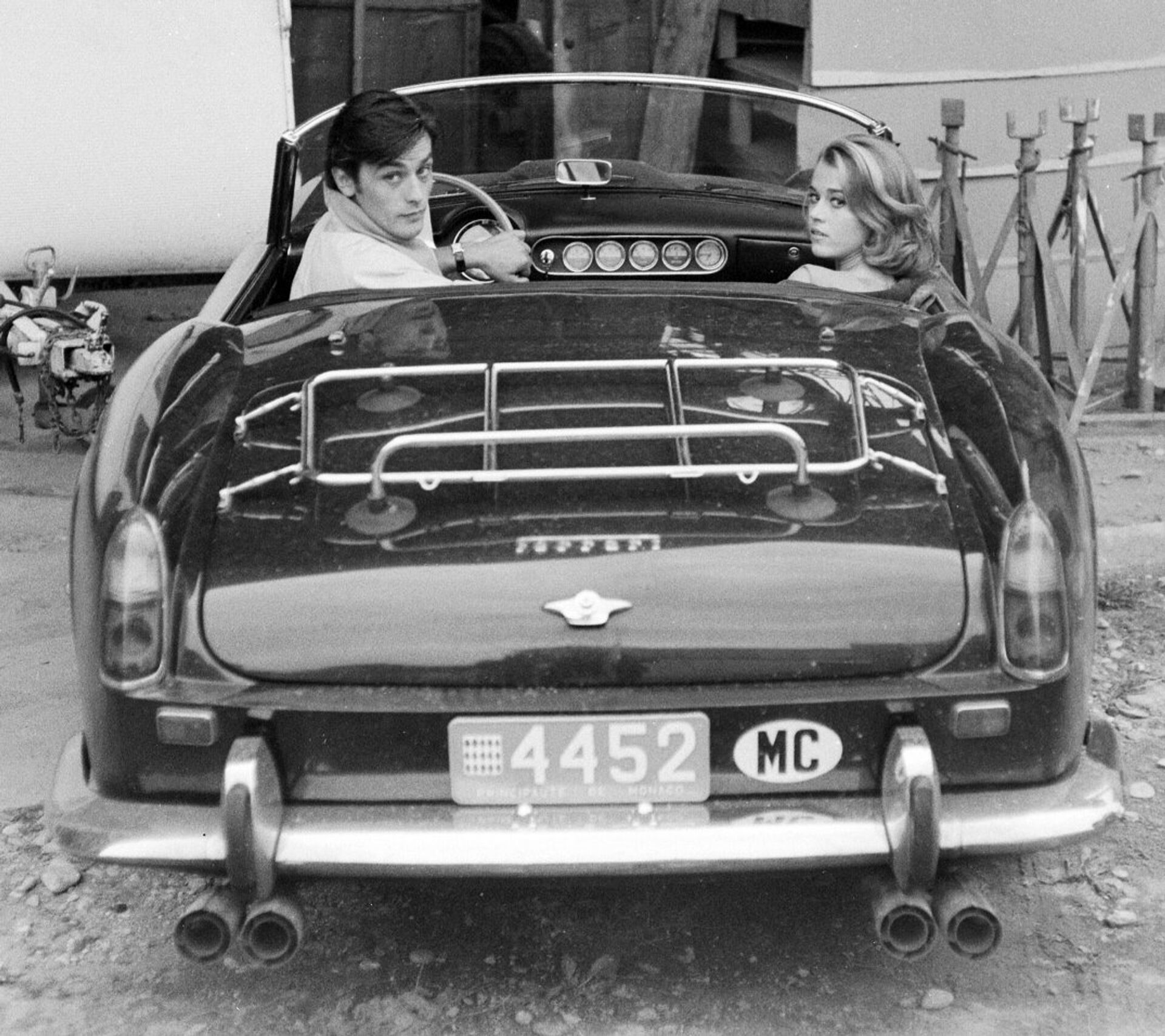 Ален Делон и Джейн Фонда в автомобиле Ferrari 250 - РИА Новости, 1920, 02.11.2020
