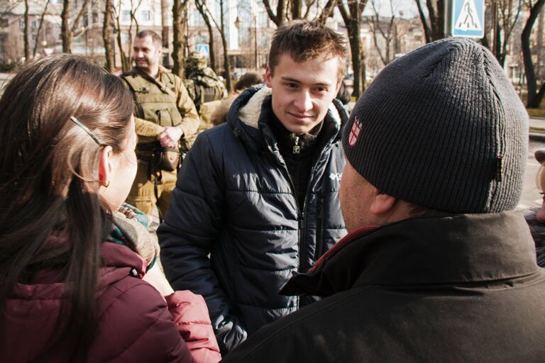 Глава ДНР А.Захарченко передал родителям украинского солдата