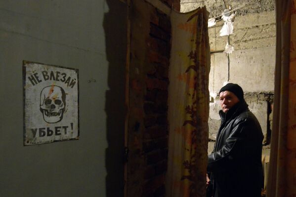 Мужчина прячется в бомбоубежище во время обстрела Донецка 4 февраля 2015