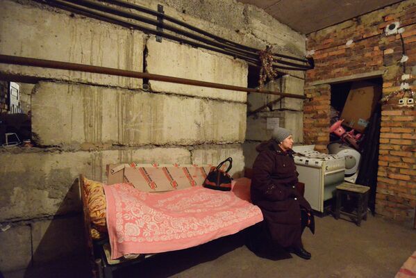 Женщина прячется в бомбоубежище во время обстрела Донецка 4 февраля 2015