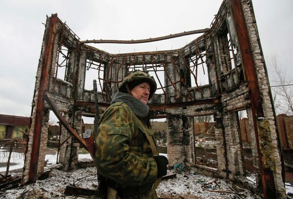 Ополченец ДНР возле здания, разрушенного в результате обстрела Углегорска Донецкой области 4 февраля 2015