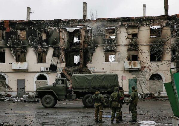 Ополченцы ДНР возле здания, разрушенного в результате обстрела Углегорска Донецкой области 4 февраля 2015