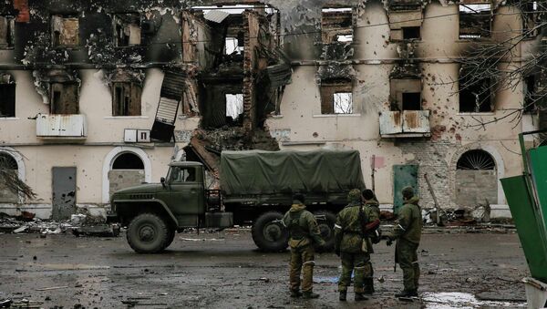 Ополченцы ДНР возле здания, разрушенного в результате обстрела Углегорска, 4 февраля 2015