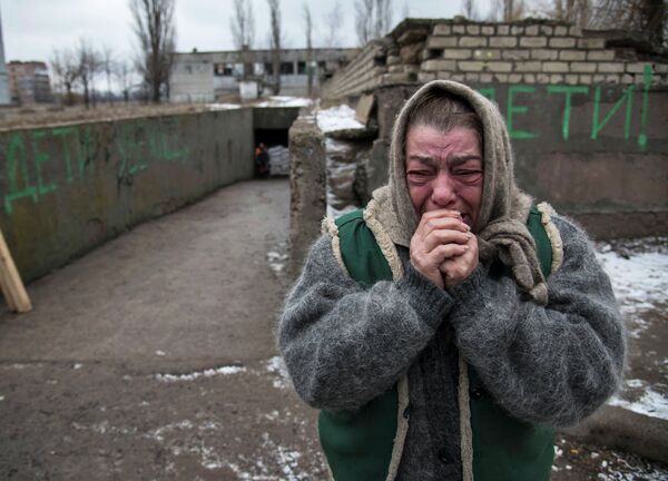 Пожилая женщина реагирует на то, что ее знакомые покидают зону вооруженного конфликта в Дебальцево, Украина. 5 февраля 2015