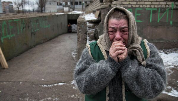 Пожилая женщина реагирует на то, что ее знакомые покидают зону вооруженного конфликта в Дебальцево, Украина. 5 февраля 2015