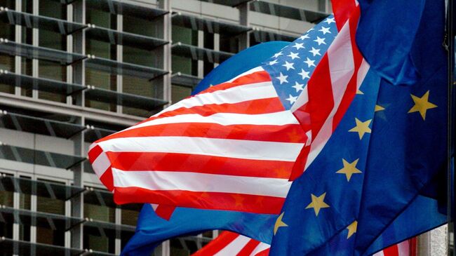 Флаги США и Евросоюза перед штаб-квартирой Еврокомиссии в Брюсселе. Архивное фото
